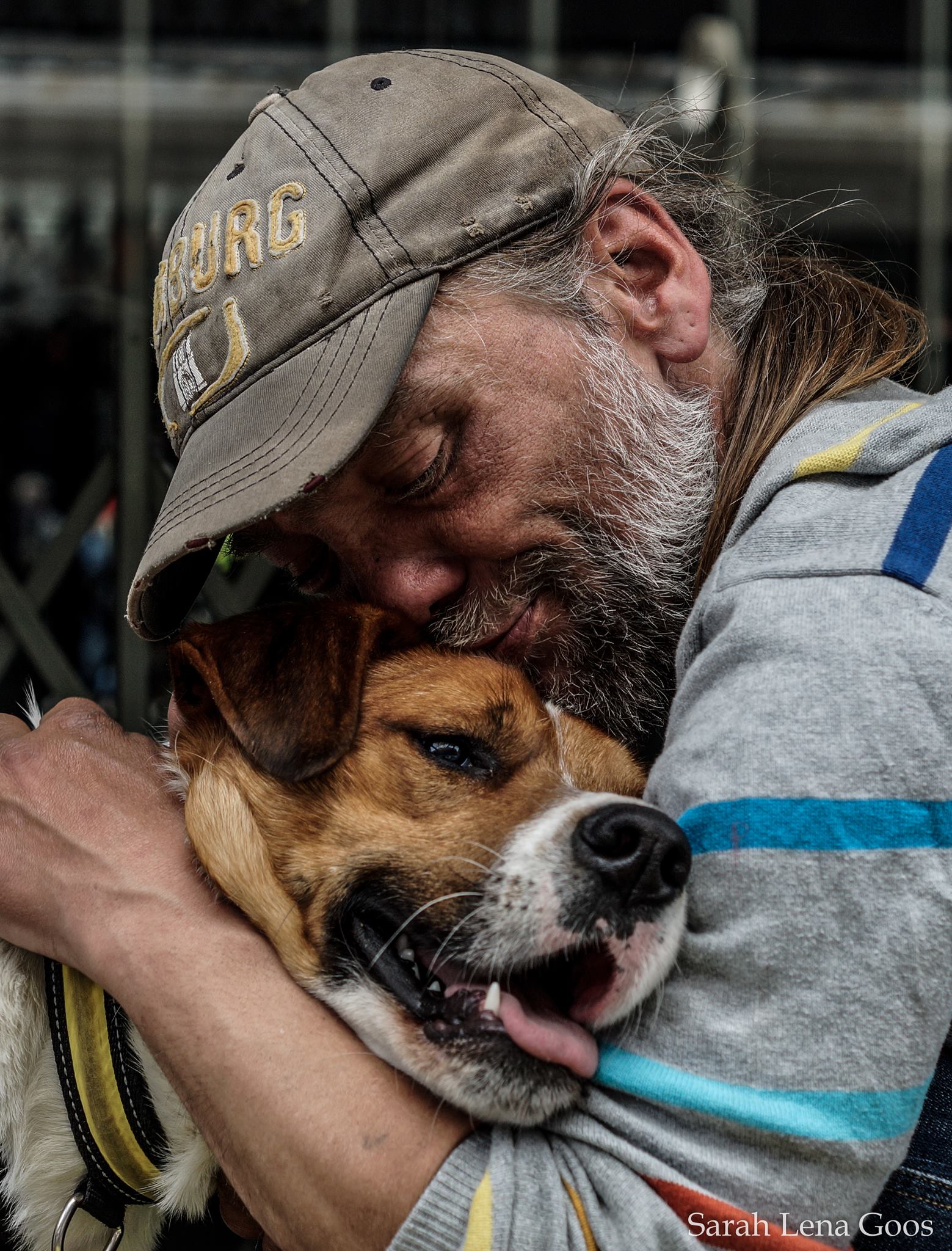 Sarah Obdachlos Mit Hunde Im Arm Hamburg Airport Bewegt Nachbarschaftspreis 19 Hamburg Airport Bewegt Nachbarschaftspreis 19